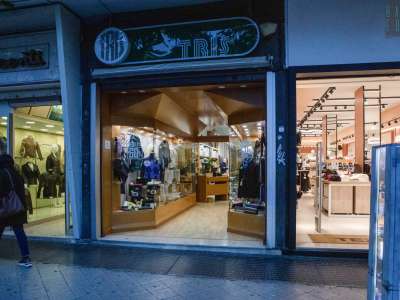 Usciamo da Crescenti per entrare nel negozio accanto: �Tris�, fondato nel 1969 e specializzato in abbigliamento da uomo